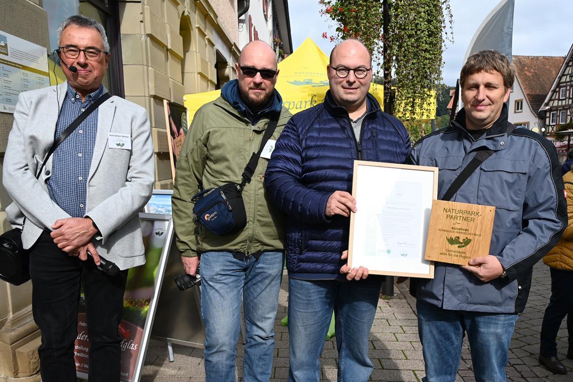 Naturparkmarkt in Murrhardt: Ein Sammelsurium aus Genüssen für alle Sinne Die Lohnmosterei Wurst ist als fünfter Kooperationsbetrieb des Projekts „Gemeinsam aktiv für die Region“ ausgezeichnet worden: Naturparkgeschäftsführer Karl-Dieter Diemer (von links), Projektkoordinator Jens Teufel, Naturparkvorsitzender Bürgermeister Armin Mößner und Inhaber Bernd Wurst mit Plakette und Urkunde.