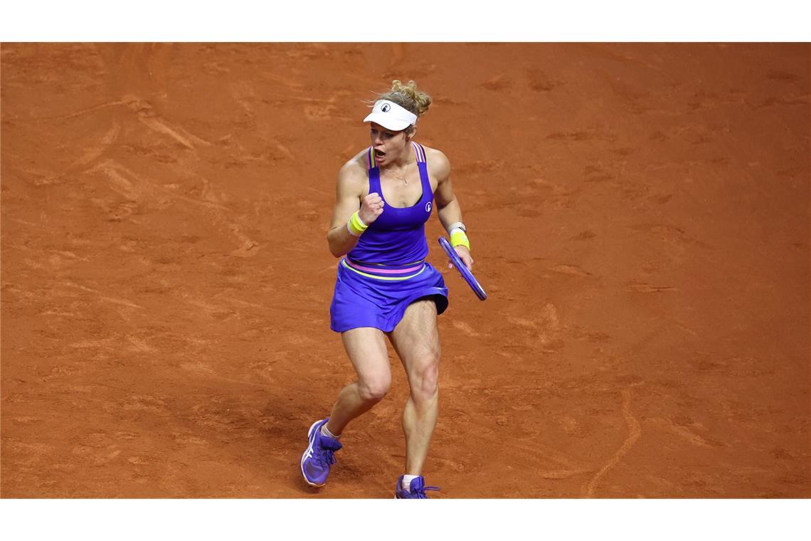 Die Lokalmatadorin Laura Siegemund aus Metzingen gewinnt ihr erstes Match beim Porsche Tennis Grand Prix in Stuttgart. Sie besiegt die Bulgarin Wiktorija Tomova im Sechzehntelfinale am vergangenen Montag (13. April) in drei Sätzen. Doch schon zwei Tage später ist Schluss für die 38-Jährige. Der Turniermitfavoritin Iga Swiatek aus Polen unterliegt Siegemund in zwei Sätzen mit 2:6 und 3:6. 2017 hat die Metzingerin bei der Veranstaltung in der Stuttgarter Porsche-Arena den Sieg geholt.