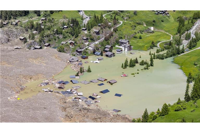 Die Lonza kann nicht abfießen, der Stausee dürfte bald überlaufen.