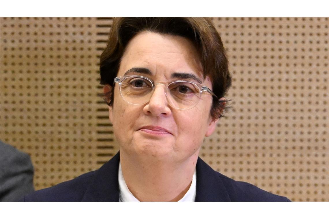 Louvre-Direktorin bot Rücktritt an - Ministerin lehnte ab Die Louvre-Präsidentin wurde nach dem Juwelendiebstahl im Museum vor dem französischen Senat befragt.