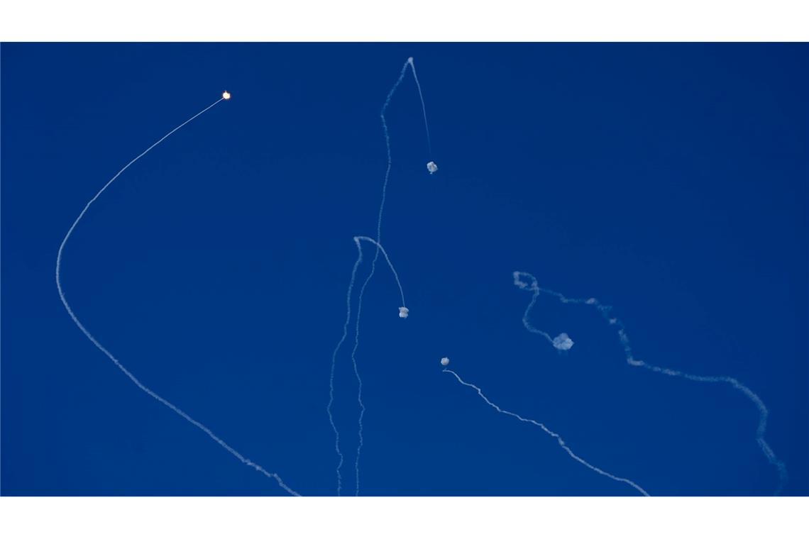 Die Luftabwehr - hier in Israel - schießt unter anderem Raketen am Himmel ab.