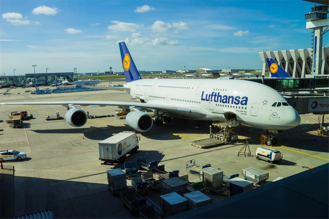 Die Lufthansa-Aktie fällt am Montag um sieben Prozent. Die Eskalation im Nahen Osten und steigende Kerosinkosten belasten die Fluggesellschaft.