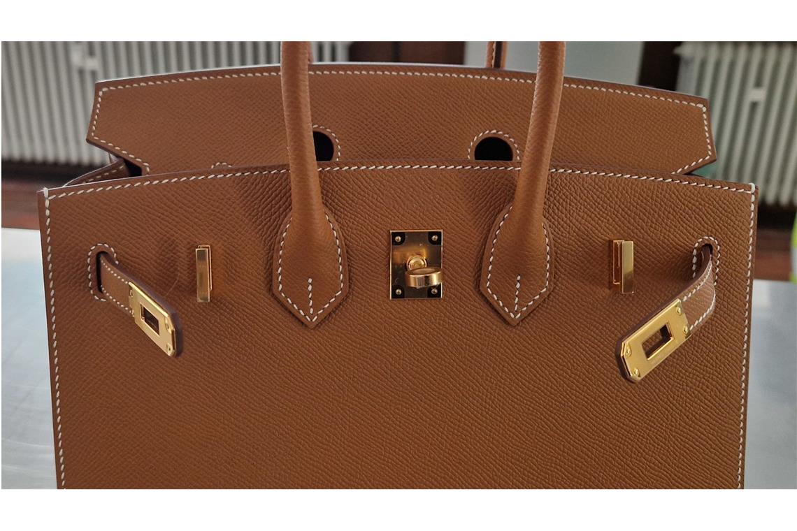 Mann will 8650 Euro teure Handtasche schmuggeln – Zoll bittet ihn zur Kasse Die Luxushandtasche kostete 8650 Euro statt, wie vom Reisenden behauptet, 80 Euro.