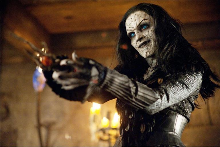 Die mächtige dunkle Hexe Muriel (Famke Janssen) greift die Stadt mit ihrer Armee an.