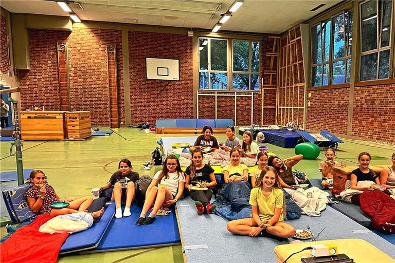 Die Mädchen haben am Abend gemeinsam einen Film angeschaut, zu dem es Pizza gab. Auch am Morgen haben sie noch genüsslich zusammen in der Halle gefrühstückt. Fotos: TVM Turnabteilung