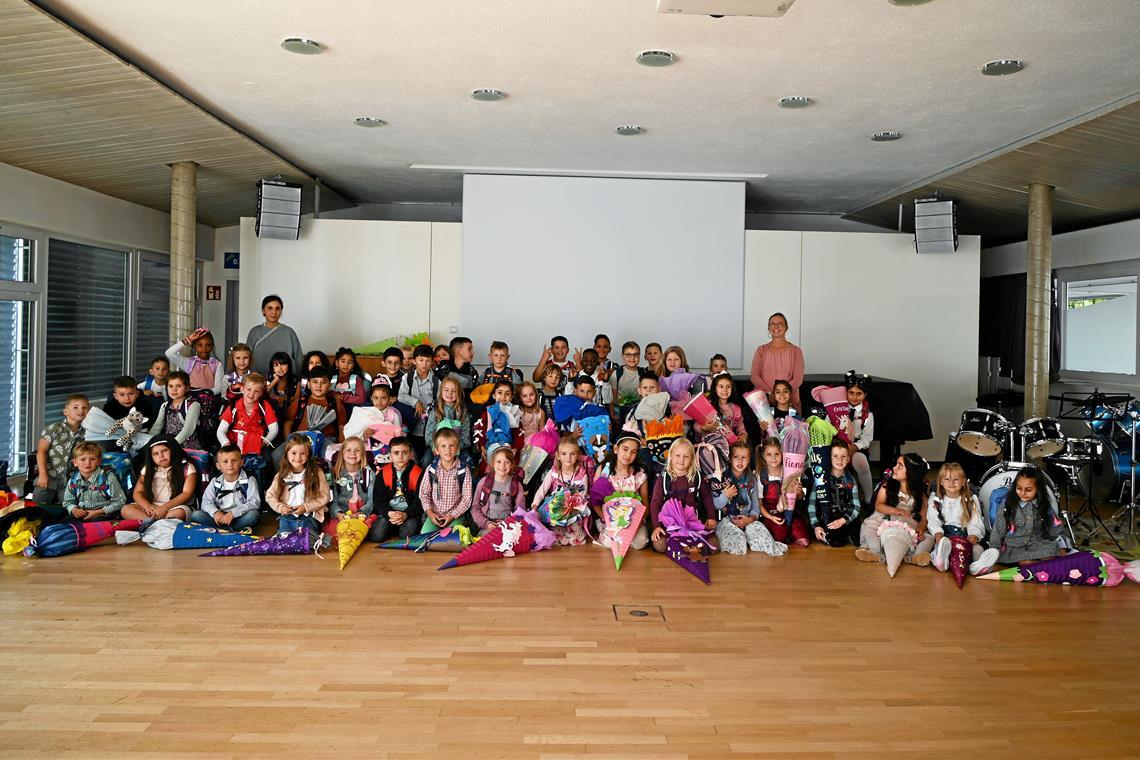 Die Mädchen und Jungen der Walterichschule mit ihren Lehrerinnen Marina Alkabi (hinten links) und Sarah Wilken (hinten rechts). Fotos: Elisabeth Klaper