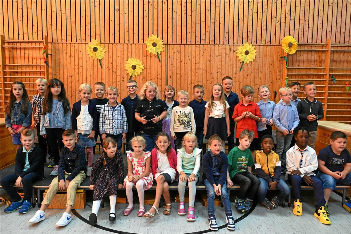 Die Mädchen und Jungen, die in der Grundschule Fornsbach durchstarten, werden in der Gemeindehalle begrüßt.