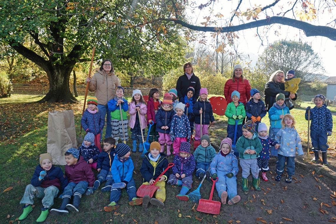 Kindergarten hilft, Kastanien zu schützen Die Mädchen und Jungen mit ihren Erzieherinnen haben sich kräftig ins Zeug gelegt, um alles Laub zu entfernen. Dadurch kann sich der Schädling nicht ausbreiten. Foto: Stadtverwaltung
