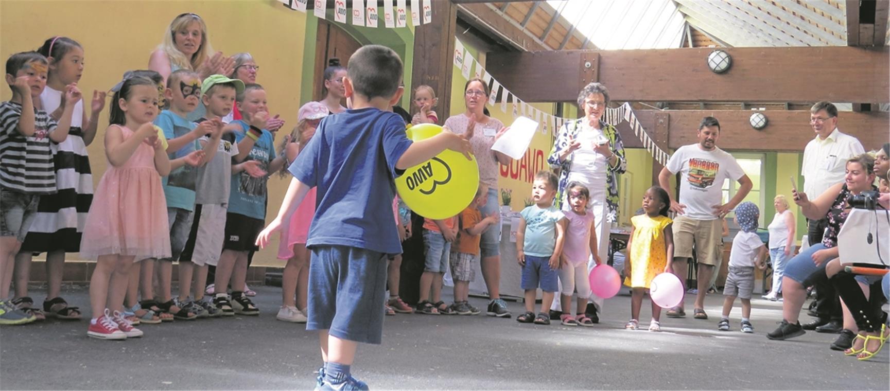 Die Mädchen und Jungen vom Kinderhaus Murrtalzwerge in Murrhardt singen der Awo gemeinsam mit ihren Erzieherinnen und Gästen ein bewegtes Geburtstagsständchen. Fotos: C. Schick