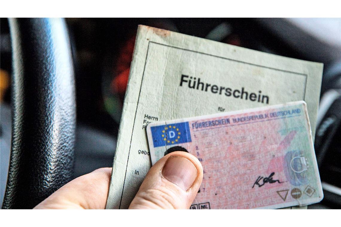 Die Männer sollen für theoretische und praktische Führerscheinprüfungen Doppelgänger vermittelt haben. (Symbolfoto)