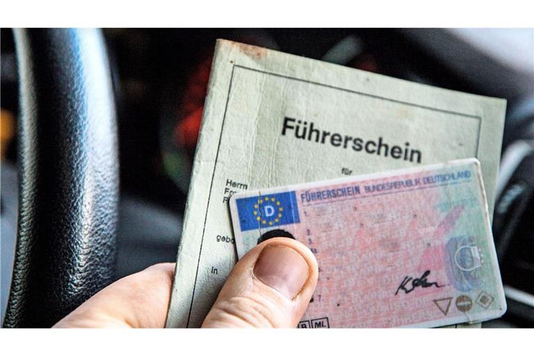 Die Männer sollen für theoretische und praktische Führerscheinprüfungen Doppelgänger vermittelt haben. (Symbolfoto)