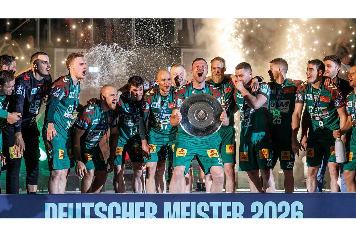 Die Magdeburger Mannschaft feiert den Meisterschaftstitel der Handball-Bundesliga.