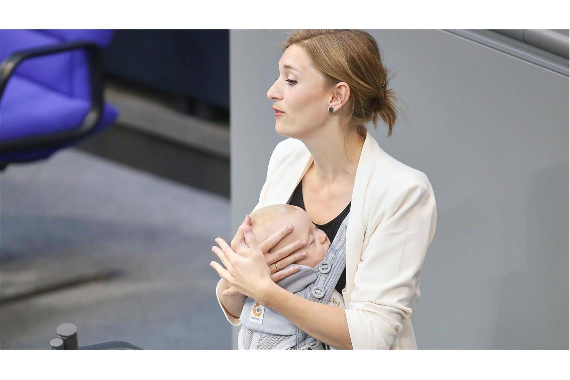 Grüne schreibt mit Baby im Bundestag Geschichte Die Mama spricht, das Baby schläft – die Bundestagsabgeordnete Hanna Steinmüller bei einer Rede im Bundestag.