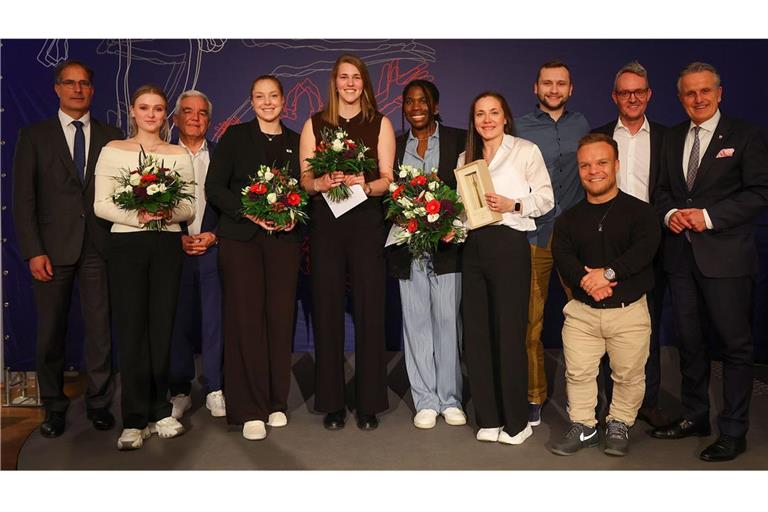 Die Mannschaft des Jahres (Allianz MTV Stuttgart), weitere Nominierte, Laudatoren sowie Oberbürgermeistr Frank Nopper (re.) und Sportbürgermeister Clemens Maier (li.).