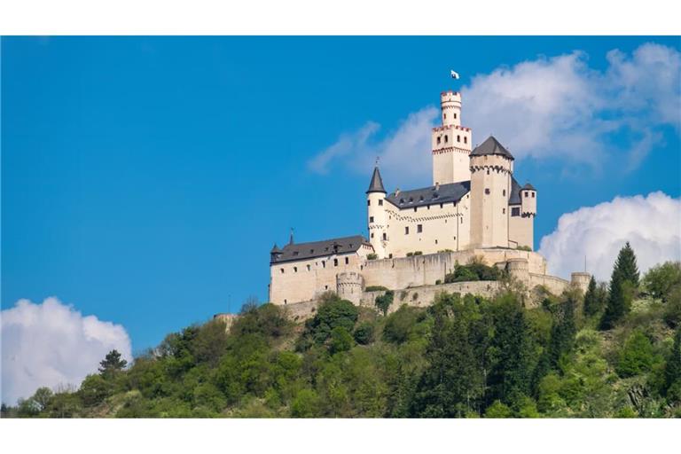 Die Marksburg ist eine aus dem 13. Jahrhundert stammende Höhenburg oberhalb der rheinland-pfälzischen Stadt Braubach am Rhein. Sie steht auf einem Schieferkegel in 186 Meter Höhe und ist – abgesehen von den starken Beschädigungen, die der Anlage im März 1945 durch Artilleriebeschuss zugefügt wurden – die einzige nie zerstörte mittelalterliche Höhenburg am Mittelrhein. 