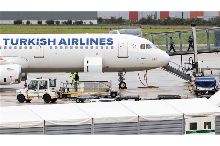 Die Maschine aus Istanbul landete gegen 14 Uhr am Flughafen Hannover-Langenhagen.