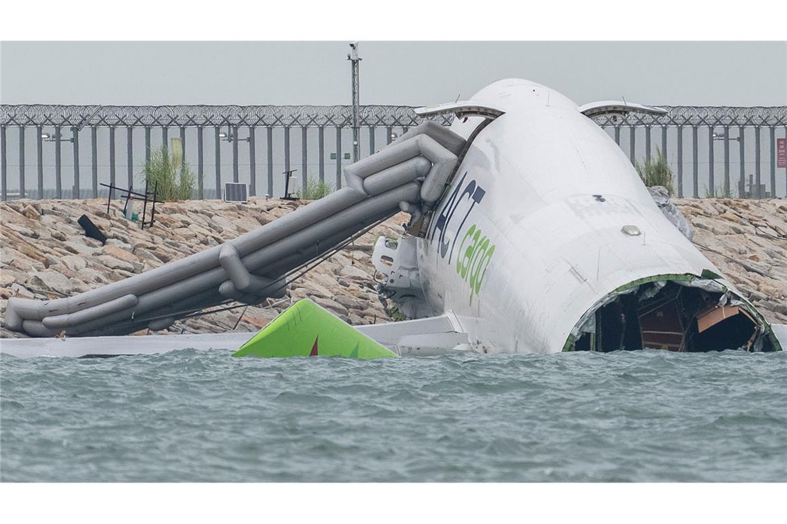 Tödlicher Unfall: Jumbo-Jet rutscht über Landebahn ins Meer