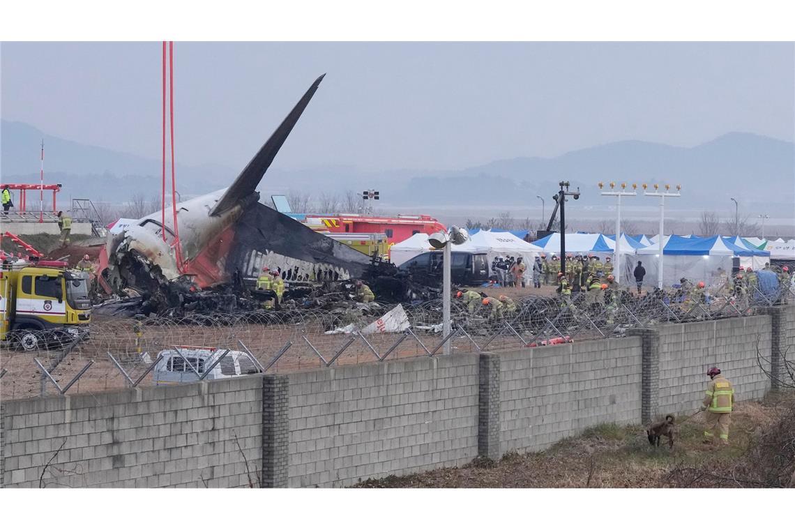 Suche nach Ursache für Flugzeugunglück in Südkorea Die Maschine von Jeju Air zerschellte am Ende der Landebahn.