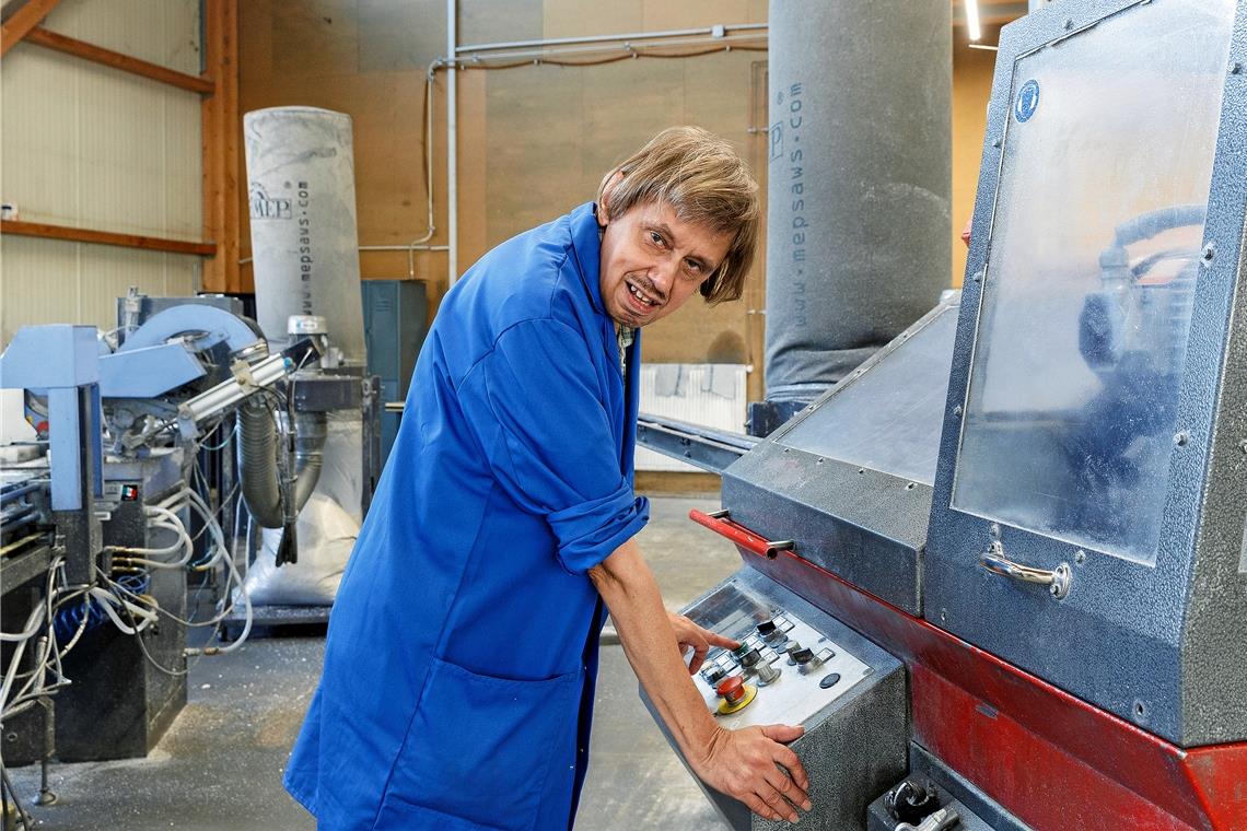 Ein Schaffer der ersten Stunde Die Maschinen in der Sägerei bedient Ottmar Mack seit vielen Jahren. Foto: Jörg Fiedler