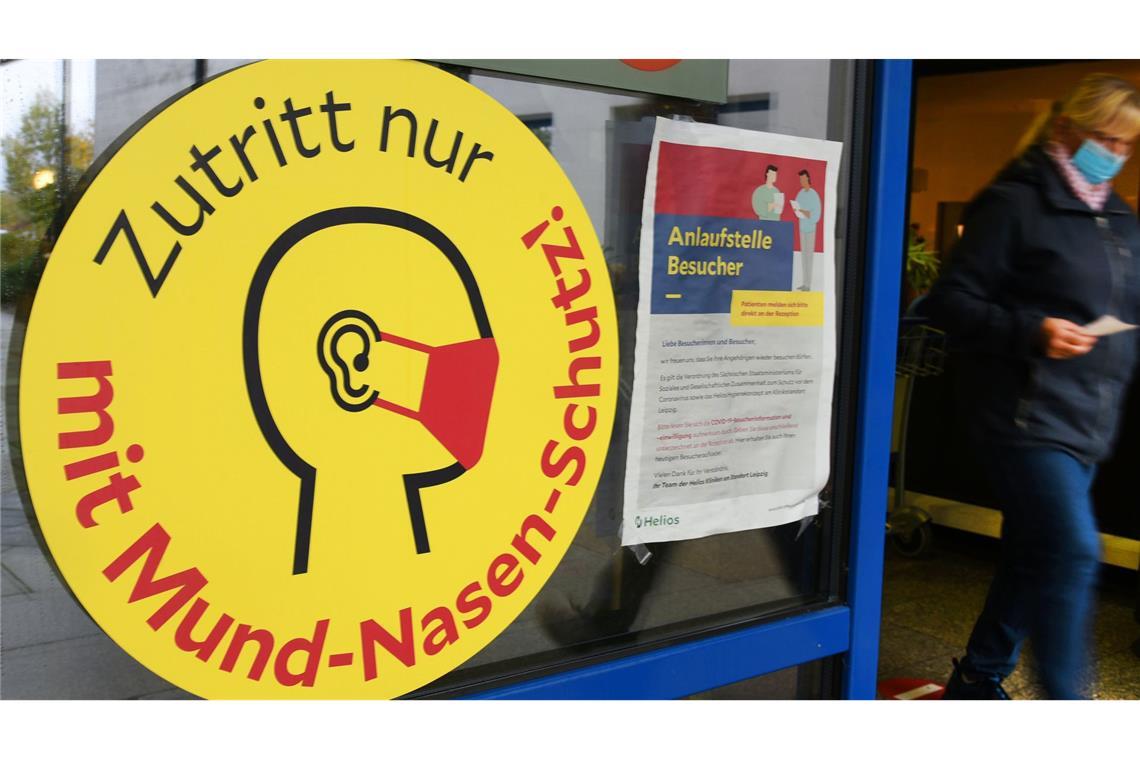BND hält seit 2020 Laborunfall als Auslöser für wahrscheinlich Die Maske war während der Pandemie allgegenwärtig. (Archivbild).