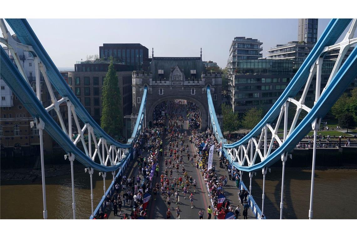 Bilder des Tages Die Massen überqueren die Tower Bridge während des TCS London Marathon.