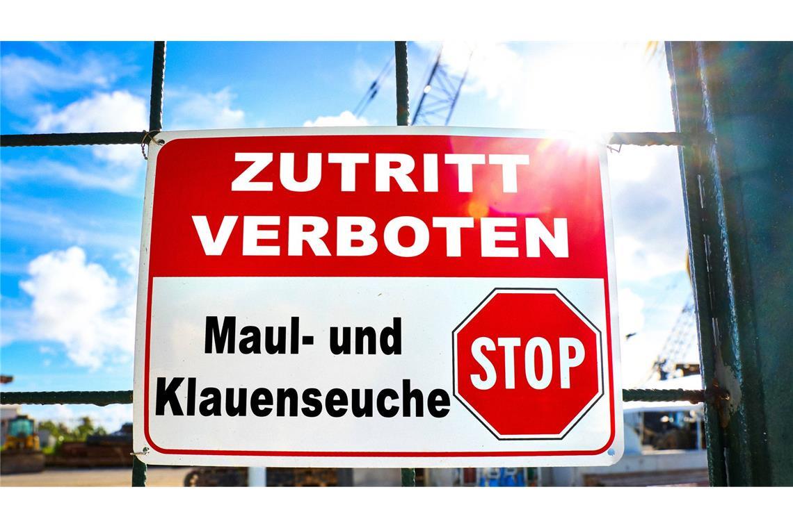 Was ist die Maul- und Klauenseuche und wie gefährlich ist sie? Die Maul- und Klauenseuche wird durch ein hochansteckendes Virus ausgelöst. Dieses Aphtovirus kommt nicht nur in den infizierten Tieren vor, sondern hält sich auch lange in der Umwelt. Ei