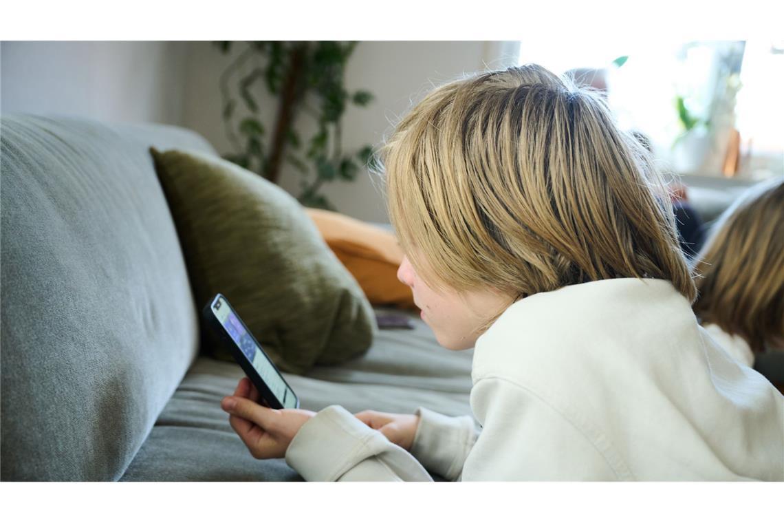 Die Mehrheit der Deutschen spricht sich bei der Nutzung eines Smartphones für ein Mindestalter von zwölf Jahren aus. (Symbilbild)