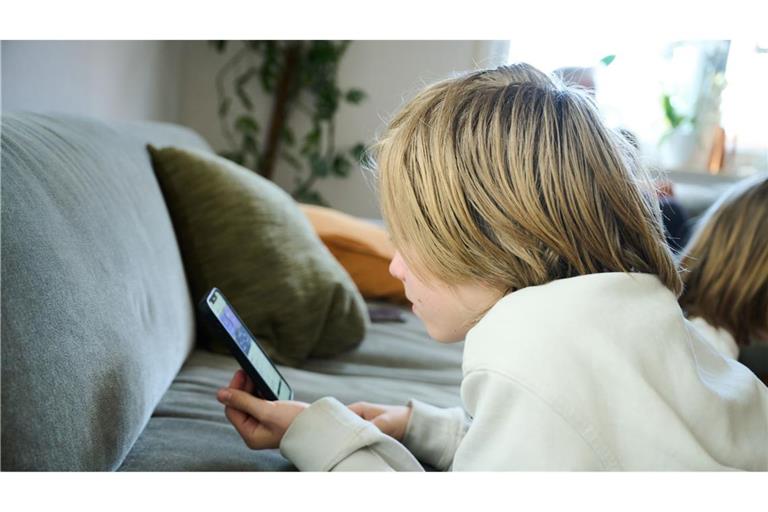 Die Mehrheit der Deutschen spricht sich bei der Nutzung eines Smartphones für ein Mindestalter von zwölf Jahren aus. (Symbilbild)
