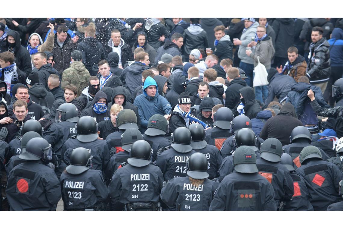 DFL scheitert mit Beschwerde gegen Polizeigebühren Die Mehrkosten für Polizeieinsätze bei Hochrisikospielen dürfen Bundesländer der DFL in Rechnung stellen. (Archivbild)