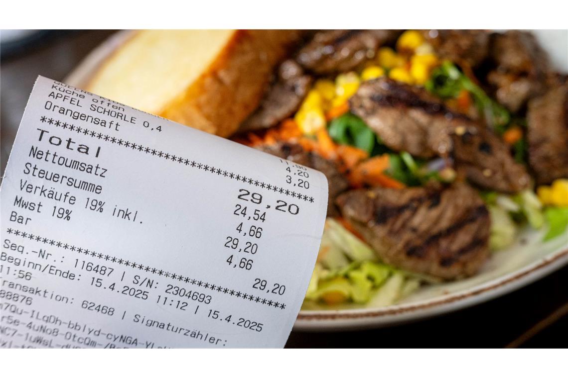 Angeschlagenes Gastgewerbe: Kein Geld für Schnitzel-Rabatt? Die Mehrwertsteuer soll sinken - doch ob der Restaurantbesuch dann günstiger wird, ist fraglich.