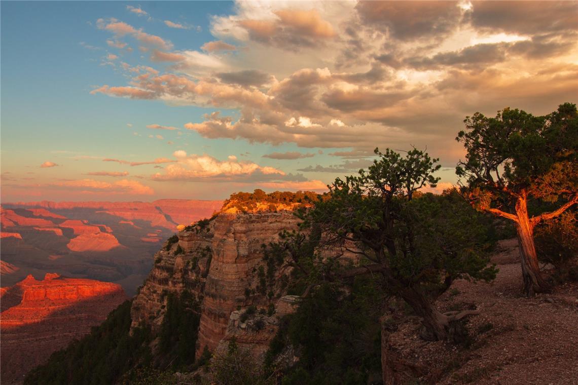 Die meisten Geologen stimmen überein, dass sich das Einzugsgebiet des heutigen Colorado River (zu dem der Grand Canyon gehört) vor 55 bis 40 Millionen Jahren gebildet hat. Der Grand Canyon selbst ist höchstwahrscheinlich nicht viel älter als fünf bis sechs Millionen Jahre, wobei der Hauptteil der Tiefererosion in den letzten zwei Millionen Jahren erfolgte.