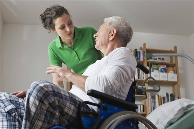 Die meisten Menschen möchten daheim alt werden. Die häusliche Pflege muss somit gestärkt werden.