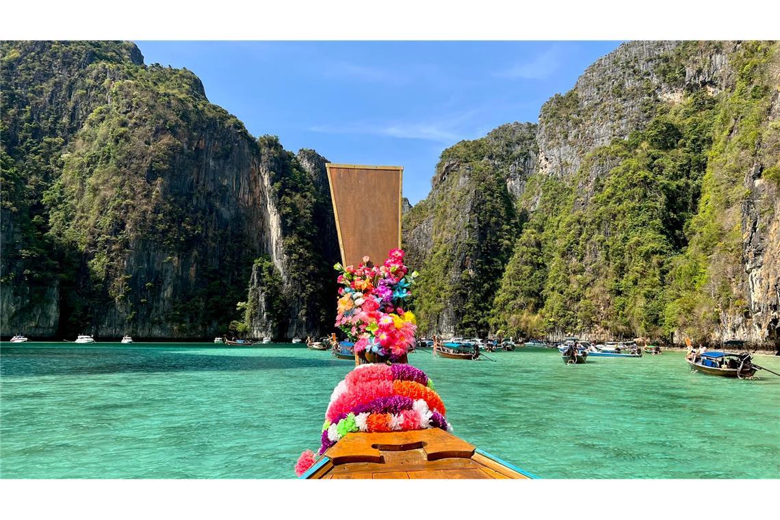 Trauminseln in Thailand schließen für fünf Monate Die meisten Touristen besuchen die Phi Phi Islands mit solchen traditionellen Booten. (Archivbild)