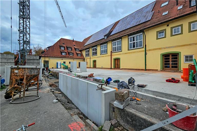 Die Mensa in der Stadthalle wird modernisiert: Sie wird sich auch bis in den ehemaligen Außenbereich der Stadthallenterrasse erstrecken – mit einer entsprechenden Überdachung . Das Projekt hat sich verzögert und läuft auch 2026 noch weiter. Foto: Stefan Bossow