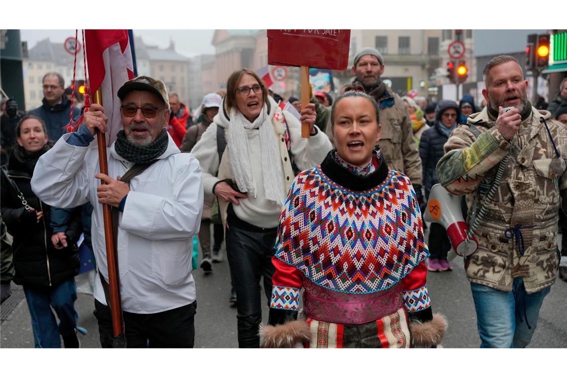 Die Menschen demonstrierten lautstark gegen die Pläne von Donald Trump.
