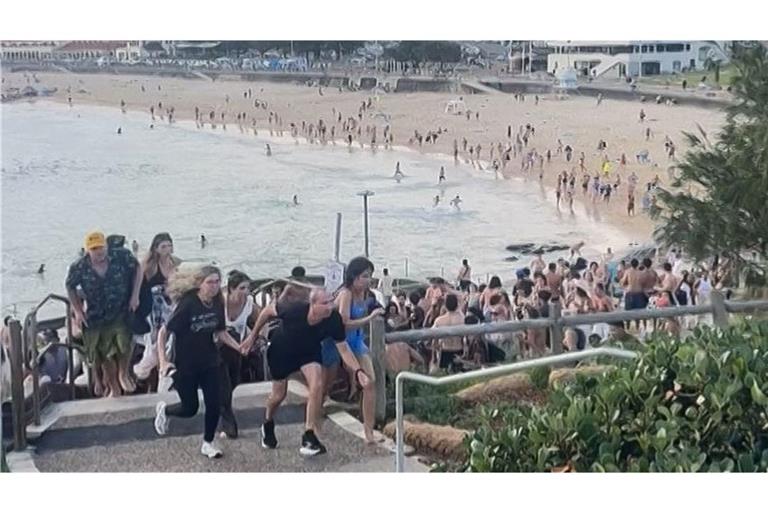 Die Menschen fliehen weg vom Strand.