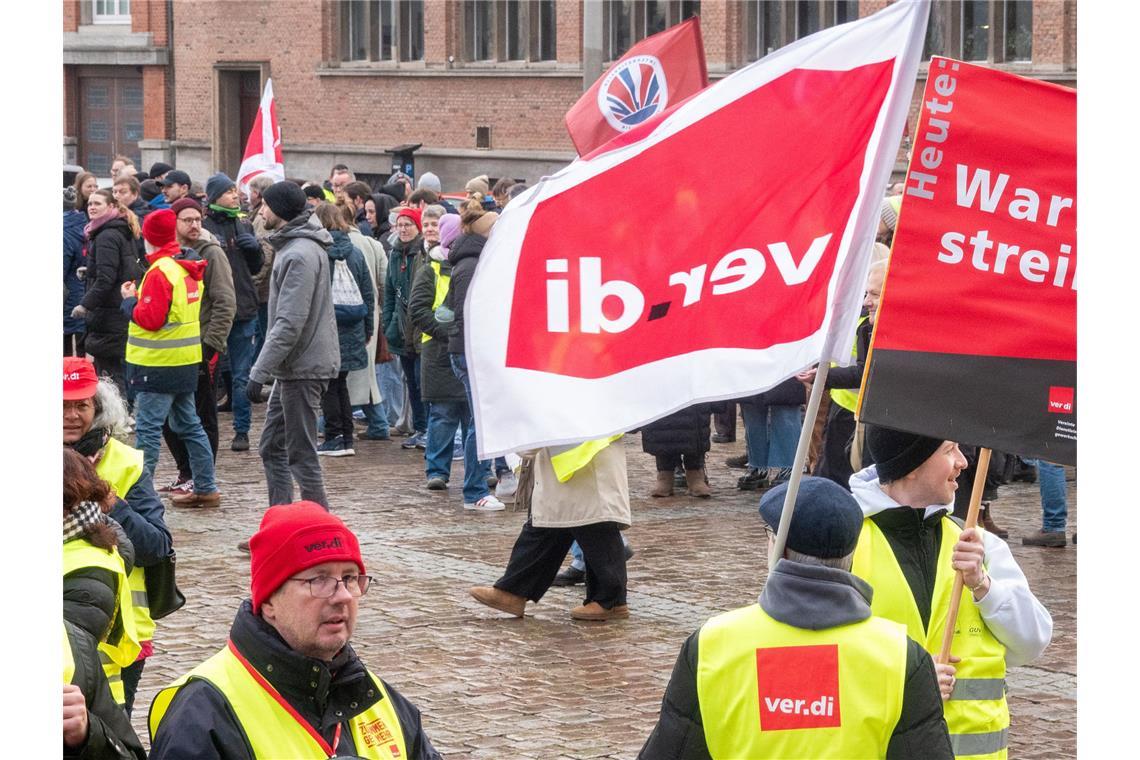 Newsblog: Tat war wohl islamistisch motiviert Die Menschen hatten sich in der Münchner Innenstadt für einen Warnstreik versammelt. (Symbolfoto)