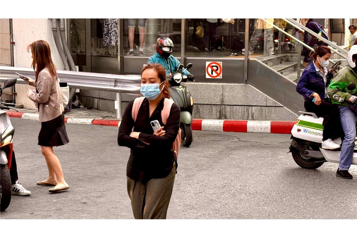 Thais in Pullover und Wolljacke: "Kältewelle" in Bangkok Die Menschen in Bangkok fröstelt es bei den ungewohnt niedrigen Werten. (Foto aktuell)