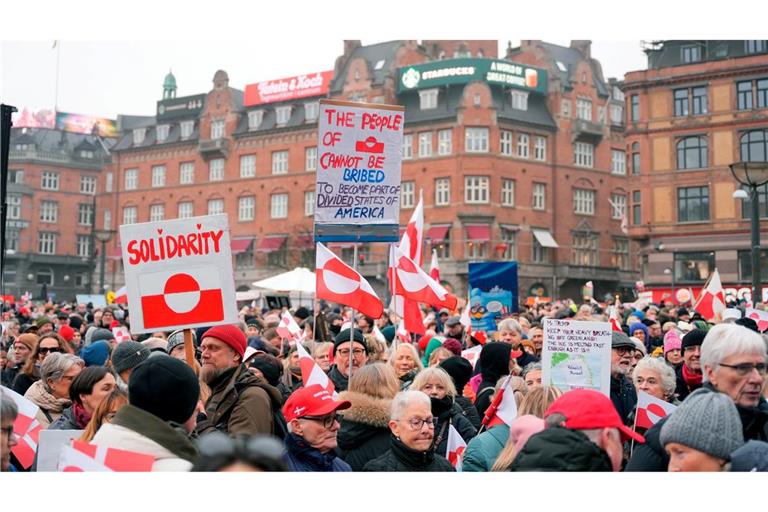 Die Menschen in Kopenhagen machen ihre Solidarität mit Grönland deutlich.