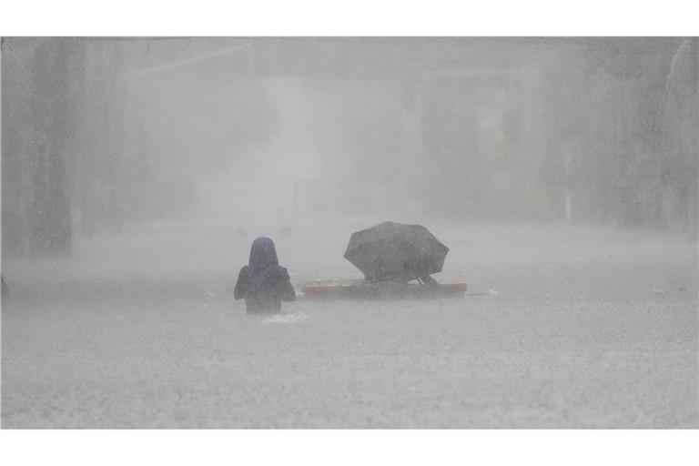 Die Menschen mussten durch brusttiefes Wasser waten.