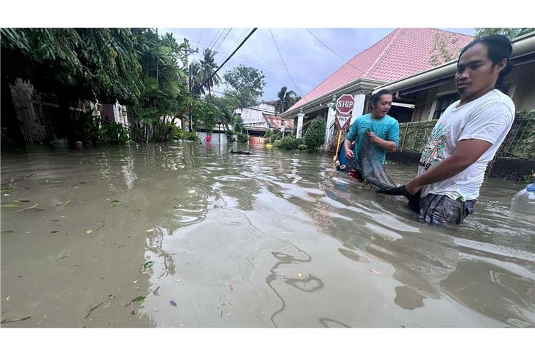 Die Menschen mussten teilweise durch hüfthohes Wasser waten.