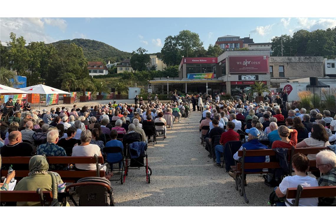 Mahnen, erinnern, bauen: Vier Jahre nach der Ahrtalflut Die Menschen sind zum Jahrestag der Flutkatastrophe im Ahrtal im Kurpark zum Gedenken zusammengekommen.