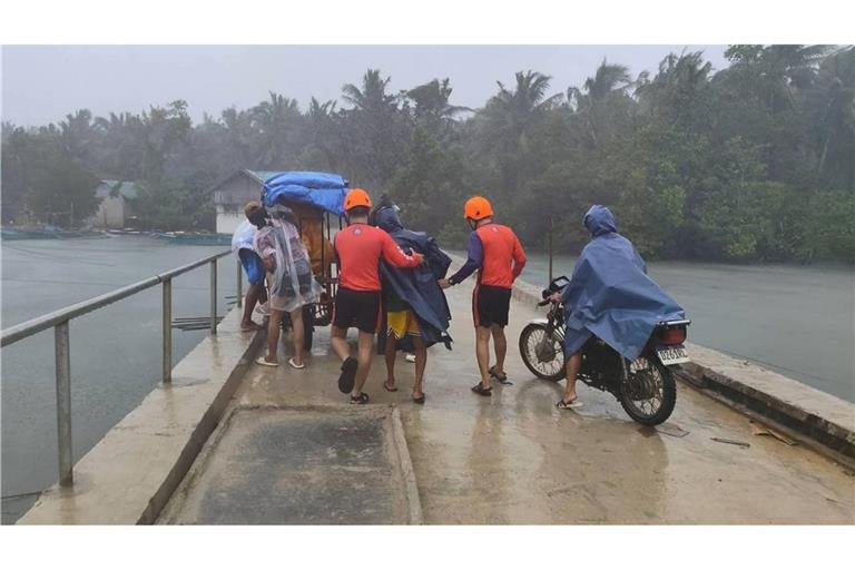 Die Menschen wappnen sich für den Sturm.