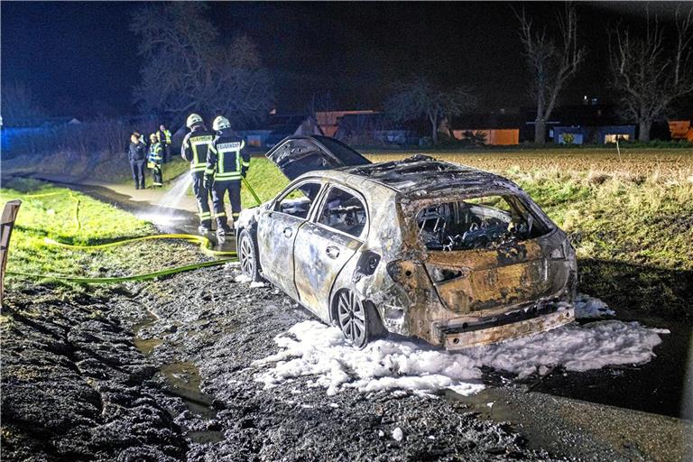 Die Mercedes A-Klasse ist vollständig ausgebrannt und zerstört. Foto: 7aktuell.de/Adomat