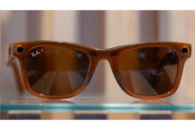 Die Meta-Brillen sind mit Kamera, Mikrofon und Lautsprechern ausgestattet. (Archivbild)