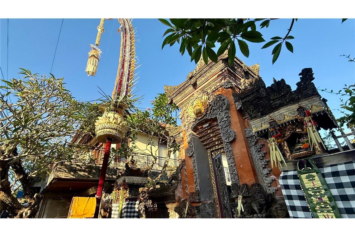 Die meterhohen, geschwungenen Penjor gehören auf Bali zum "Galungan"-Fest dazu.