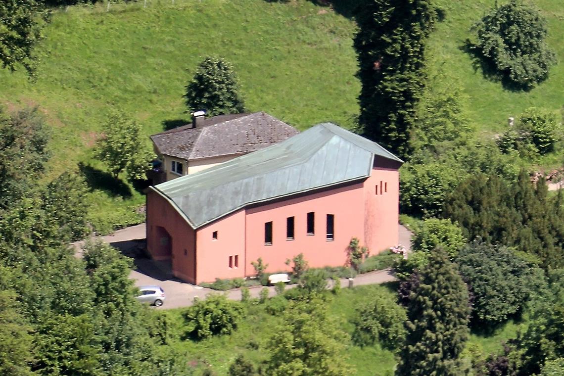 Die Michaelkirche und das Gemeindehaus liegen oberhalb der Villa Franck. Sie sollen nun samt Grundstück verkauft werden. Foto: Florian Muhl