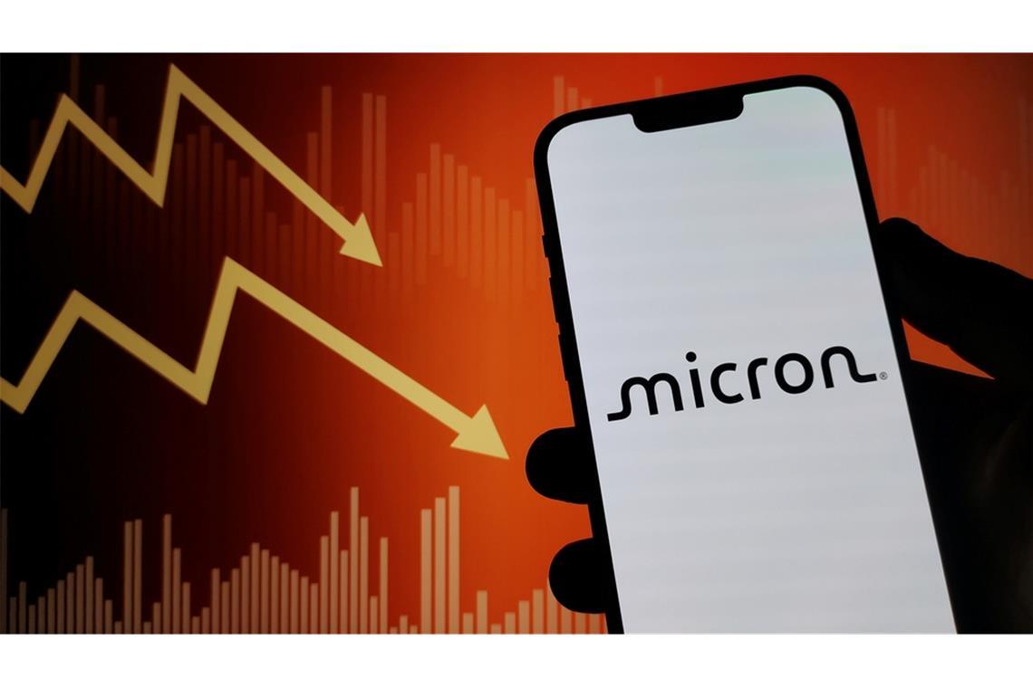 Die Micron-Aktie hat in 48 Stunden 15 % ihres Wertes verloren. Erfahren Sie, welche Faktoren hinter dem Kursrückgang des Speicherchip-Herstellers stecken.