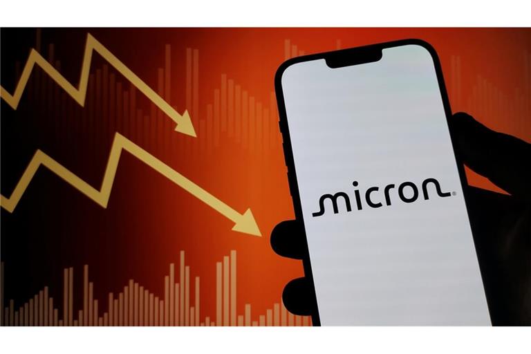 Die Micron-Aktie hat in 48 Stunden 15 % ihres Wertes verloren. Erfahren Sie, welche Faktoren hinter dem Kursrückgang des Speicherchip-Herstellers stecken.