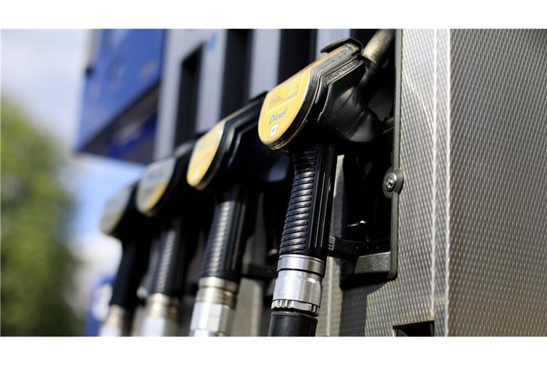 Die Mineralölsteuer auf die Kraftstoffe wird ab 1. Mai um jeweils rund 17 Cent je Liter gesenkt, was Verbraucher angesichts der durch den Iran-Krieg deutlich gestiegenen Preisen an den Zapfsäulen entlasten soll.